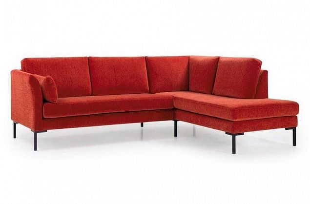 Красный угловой диван в сером интерьере - почему бы и нет?