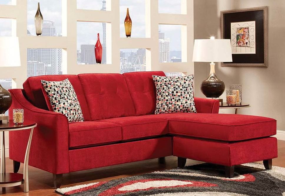 красный угловой диван в сером интерьере