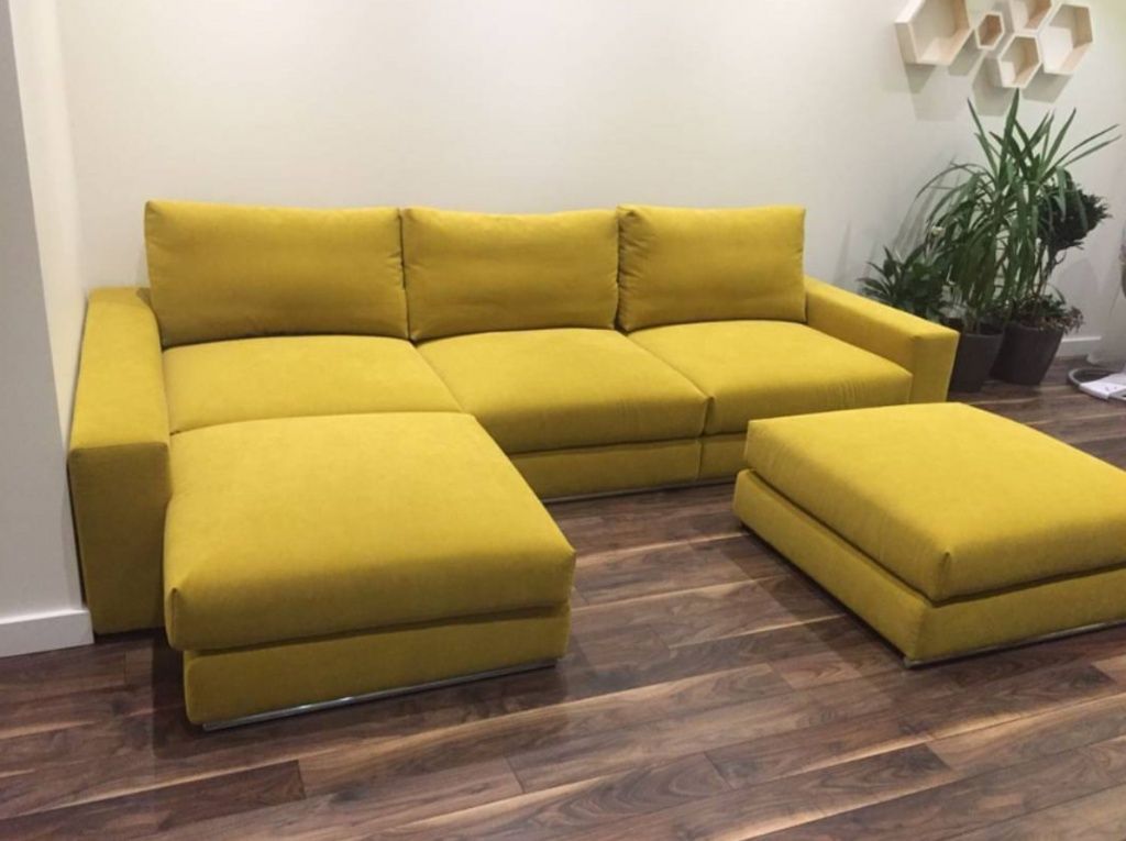 желтый п-образный диван